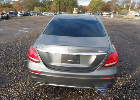 2017 Mercedes-Benz E 300 4Matic z USA, uszkodzony, nr VIN WDDZF4KB5HA110176